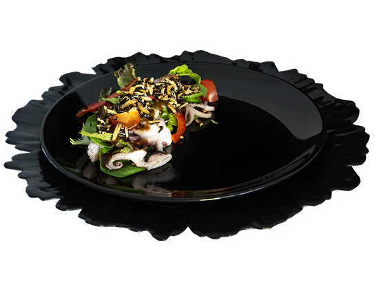 Салат с мини осьминогами и «личинками» из дикого риса