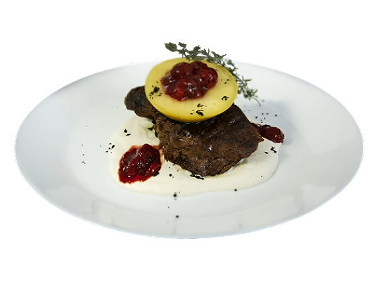 Томленая говядина с моченым яблоком, вишневым соусом и пюре из цветной капусты