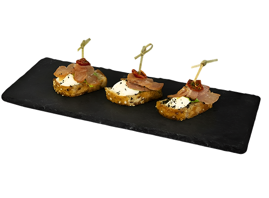 Брускетта с вяленой курицей и сливочным сыром на зерновом тосте