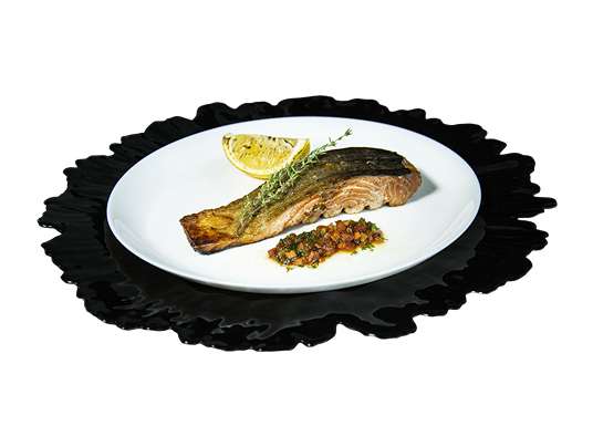 Стейк из семги на углях с соусом, лимоном и зеленью 150/25/20