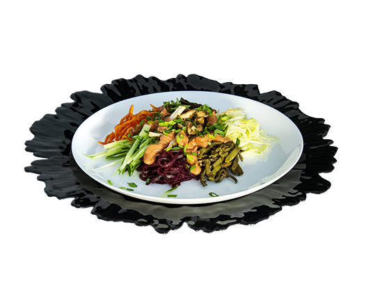 Корейский салат с курицей и папоротником, общая подача