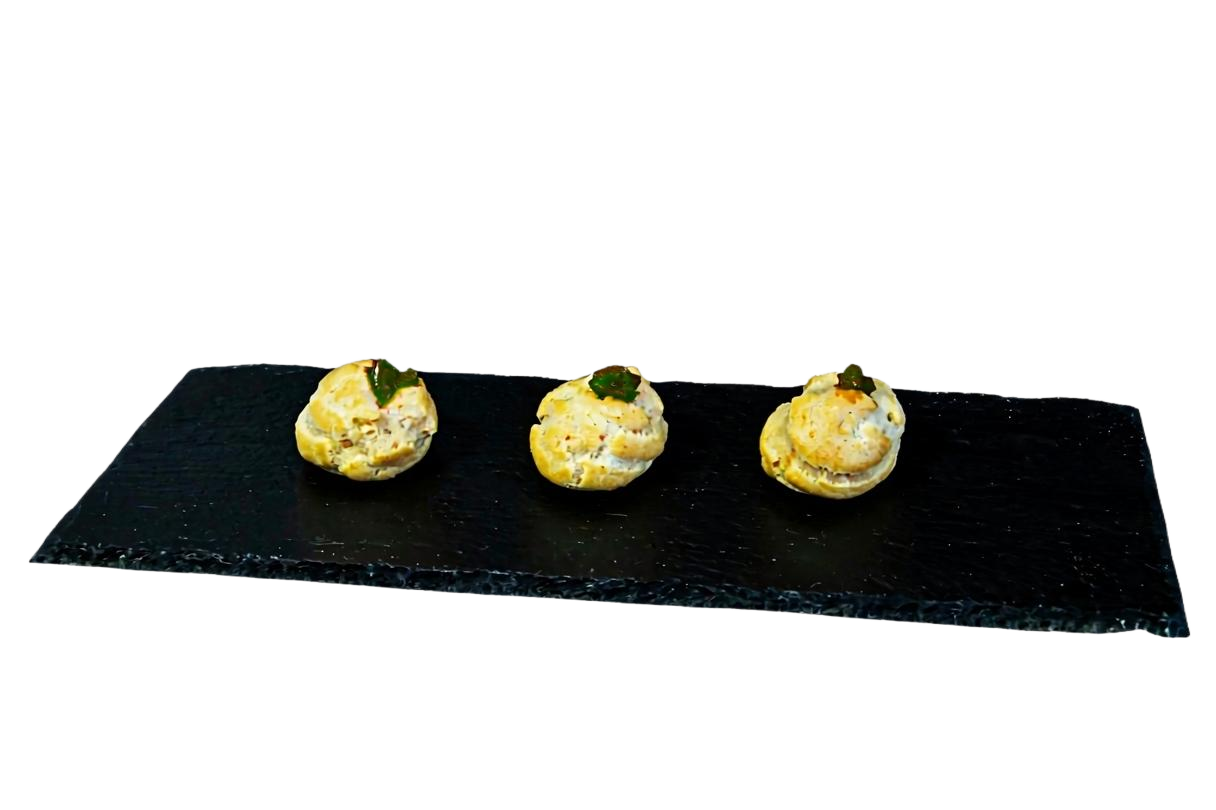 Профитроль с муссом из лосося и сливочным васаби