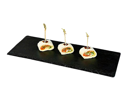 Ролл из тортильи с лососем и дайконом