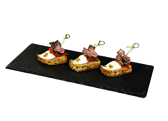 Брускетта с ростбифом и печеным перцем на зерновом тосте