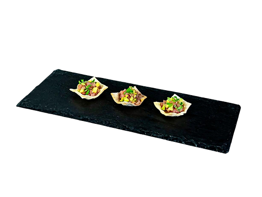 Тар-тар из тунца с авокадо на песочном листике