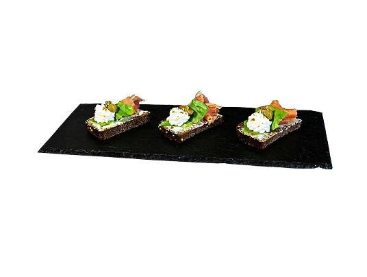 Брускетта с лососем и каперсами