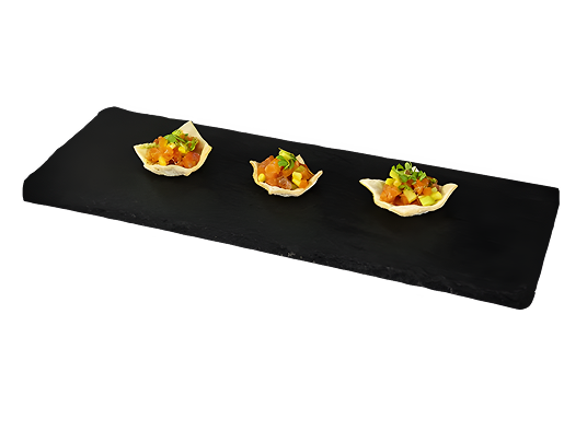 Тар-тар из лосося с авокадо на песочном листике